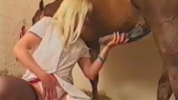 Симпотная медсестра мастурбирует коню и отсасывает